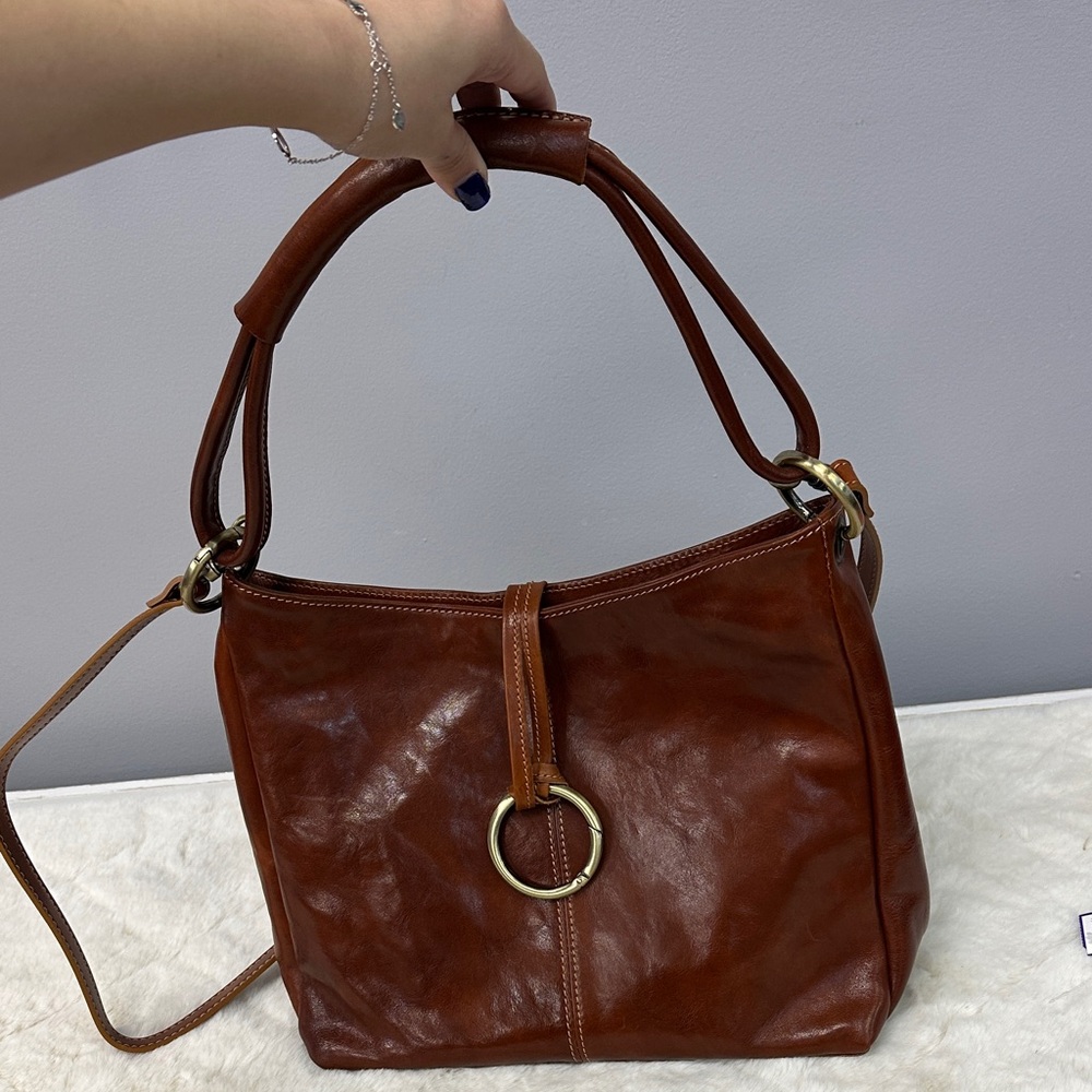 Chic Tan Leather Shoulder Bag